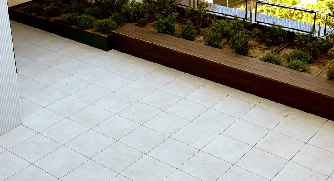 Terrace with a wooden planter and light-coloured flooring