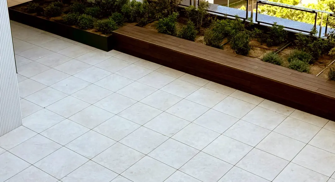 Terrace with a wooden planter and light-coloured flooring